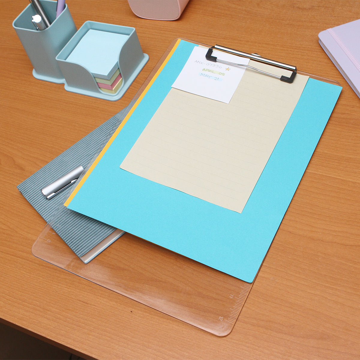 TABLA DE PLÁSTICO PARA DOCUMENTOS DK-074